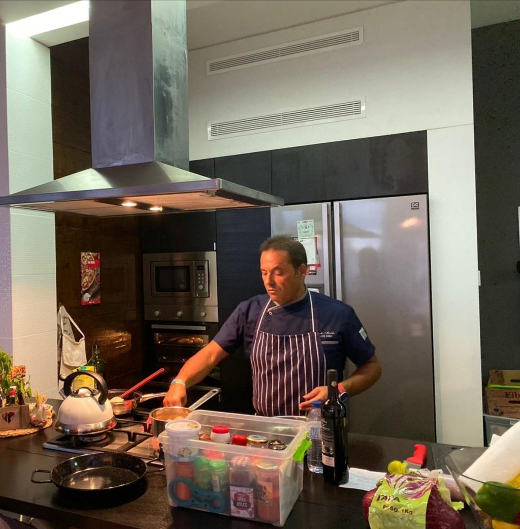 Delivering food menu service and cakes into the confort of your own&nbsp;place.